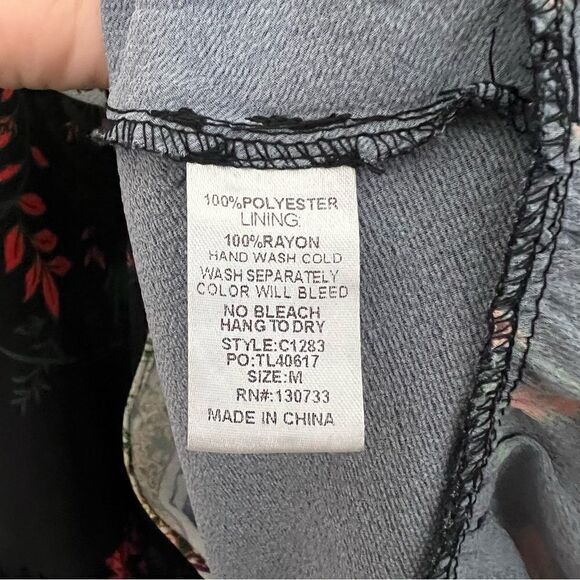 Umgee Oversized Medallion Floral V-Neck Ruffled Sleeves Tunic Women’s Medium - Picture 12 of 12